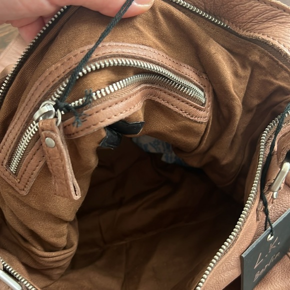 Leather crossbody bag - Picture 5 of 7